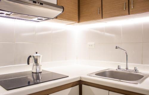 una cocina con fregadero y encimera en Aguamarina Paraiso 2, en Pampatar