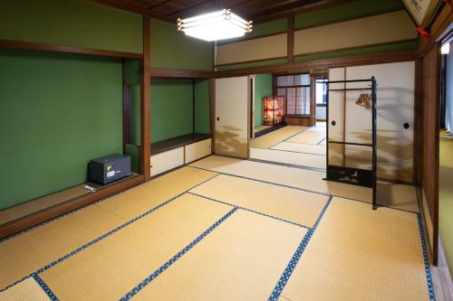 an empty room with green walls and yellow floors at Fukunosumika - Vacation STAY 80610v in Nanto