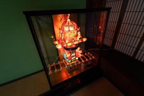 a glass box with a picture of a object in it at Fukunosumika - Vacation STAY 80610v in Nanto