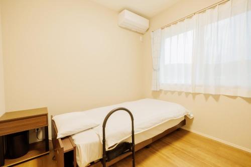 a hospital bed in a room with a window at Variety Road Bette Gento - Vacation STAY 83175v in Kawasaki
