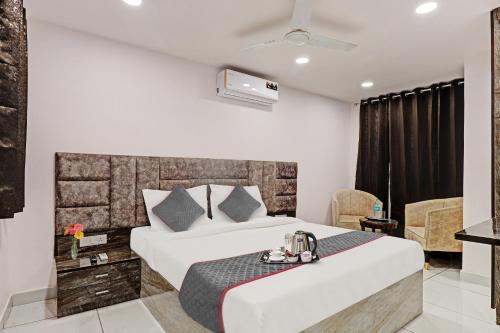 a hotel room with a bed and a table at Super Townhouse Roadway Inn in New Delhi
