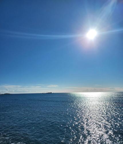 a large body of water with the sun in the sky at Panoramic Levant view–4 ppl–Sea–Pool–Tennis in Saint-Raphaël
