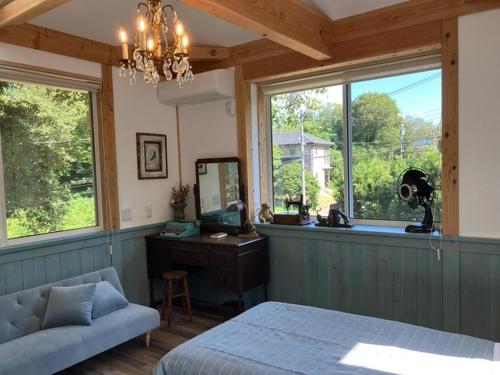 une chambre avec un lit, un bureau et des fenêtres dans l'établissement Cottage Dejavu & Harvest - Vacation STAY 03241v, à Uwano