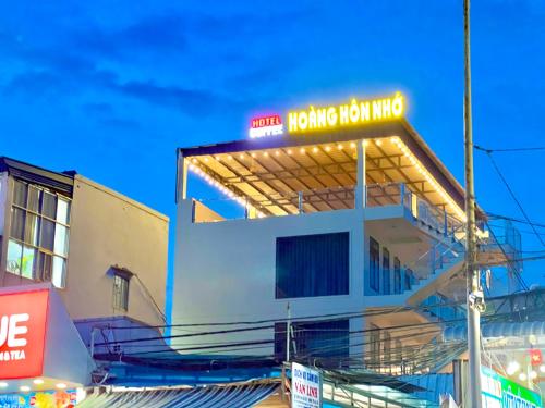a building with a sign that reads hotel moving room info at Hoàng Hôn Nhớ Hotel in Ấp Khánh Phước (1)