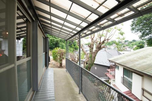un balcone esterno con pergolato che si affaccia su un albero di Dream Lodge Yokosuka Chuo - Vacation STAY 18291 a Yokosuka