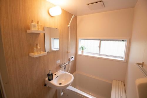 un bagno con lavandino, water e finestra di Dream Lodge Yokosuka Chuo - Vacation STAY 18291 a Yokosuka