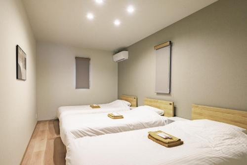 南阿蘇村にあるGreen Peak - Vacation STAY 05294vの白いシーツが敷かれた部屋にベッドが2つ