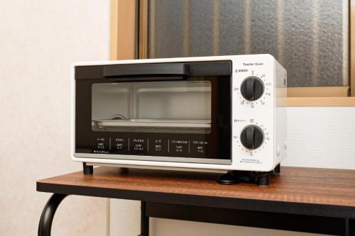 a microwave oven sitting on top of a table at minpaku Blanco Honjin - Vacation STAY 18357 in Nagoya