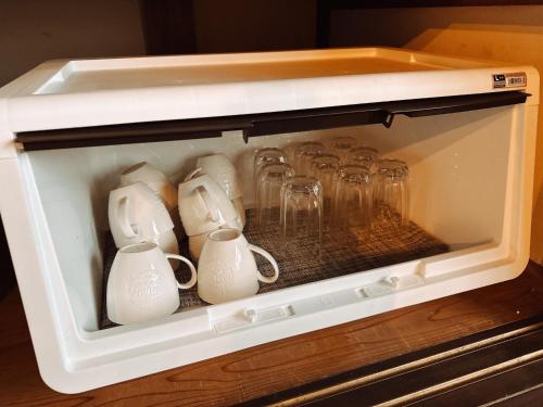 eine Schublade voller Glasmason-Gläser in einer Mikrowelle in der Unterkunft Hakusanjinjya Santokukan - Vacation STAY 18679 in Takasaki