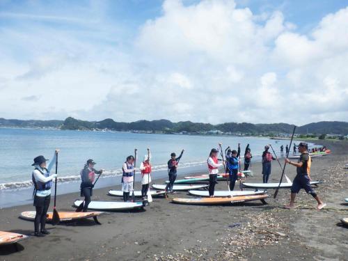 a group of people standing on a beach with surfboards at kupono - Vacation STAY 00641v in Minamiboso