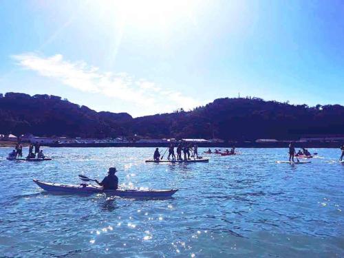 a group of people in boats in the water at kupono - Vacation STAY 00641v in Minamiboso