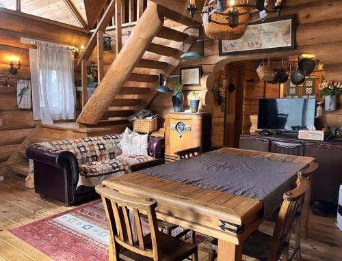 un salon avec une table et un canapé dans l'établissement Cottage Dejavu & Harvest - Vacation STAY 03242v, à Uwano