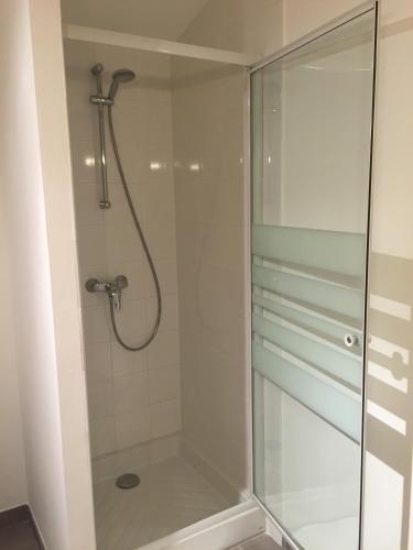 La salle de bains est pourvue d'une douche en verre. dans l'établissement Maison de vacances Jocelyne, à Lauris