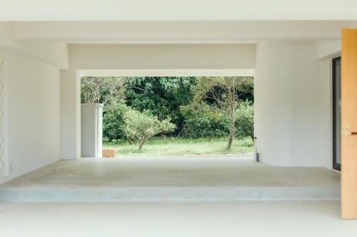 an open room with a view of a garden at MANANI - Vacation STAY 16612v in Nago