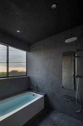 a bathroom with a bath tub and a window at Rokugote - Vacation STAY 16494v in Goto