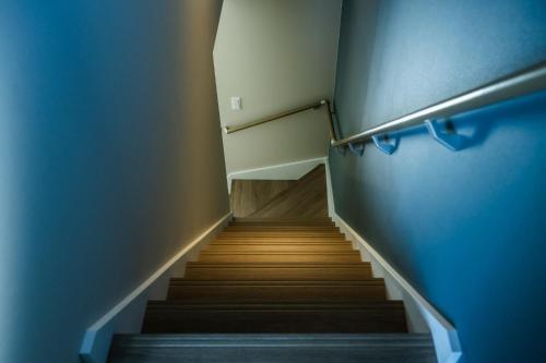 a stairway with blue walls and wooden stairs at Seaside Villa N - Vacation STAY 21991v in Mitsugoe