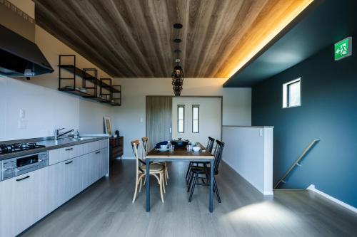 a kitchen and dining room with a table and chairs at Seaside Villa N - Vacation STAY 21988v in Mitsugoe
