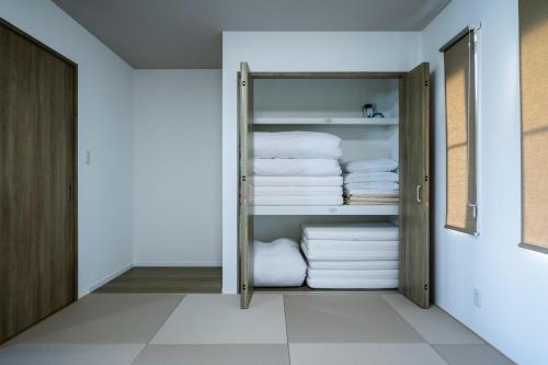 a room with a closet with white towels at Seaside Villa N - Vacation STAY 21989v in Mitsugoe