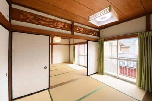 沼津市にあるNumazu - House - Vacation STAY 18494の引き戸と窓のある空の部屋