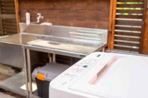 un lave-linge et un comptoir avec évier dans l'établissement Hyuga Surf Camp111 - Vacation STAY 29792v, à Hyuga