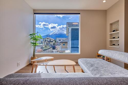 ein Zimmer mit zwei Betten und einem großen Fenster in der Unterkunft Fuji Kurasu Heart - Vacation STAY 19613v in Azagawa