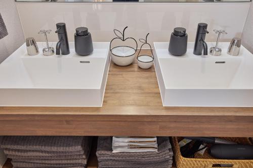 zwei weiße Waschbecken in einem Raum mit zwei Waschbecken in der Unterkunft Fuji Kurasu Heart - Vacation STAY 19613v in Azagawa