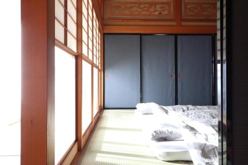 a bedroom with a bed and a large window at Dekopin House - Vacation STAY 18550 in Hanamaki