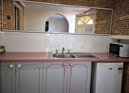 Dapur atau dapur kecil di Twofold Bay Motor Inn