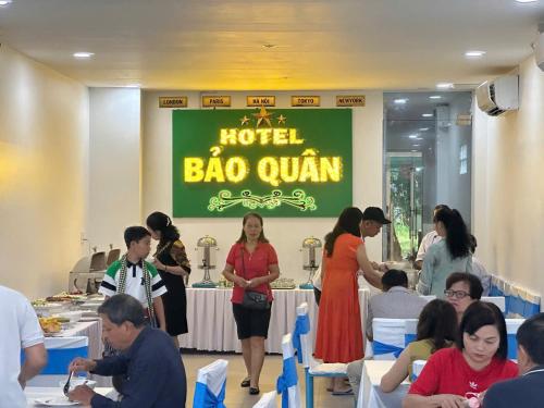 a group of people standing around a seafood bar crawl at Bảo Quân Hotel in áº¤p VÄ©nh ÃÃ´ng