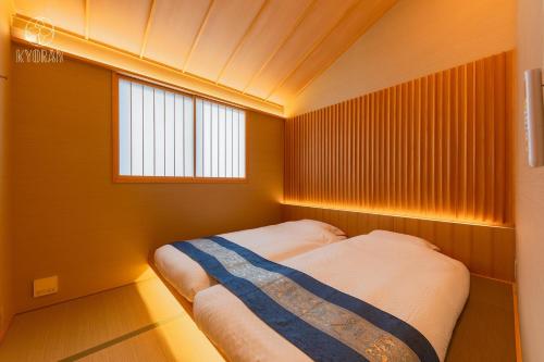 two beds in a small room with a window at Kyoran Hayashi House, Aoumi - Vacation STAY 53463v in Gionmachi