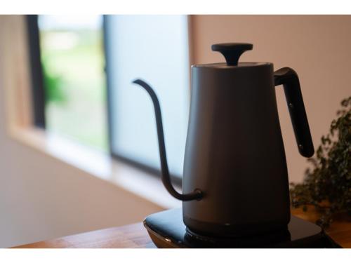 a black blender sitting on top of a table at HOSTEL ALA - Vacation STAY 52543v in Tsunō