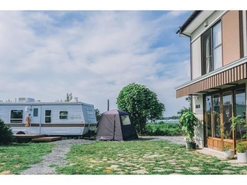 an rv and a tent next to a house at HOSTEL ALA - Vacation STAY 52540v in Tsunō
