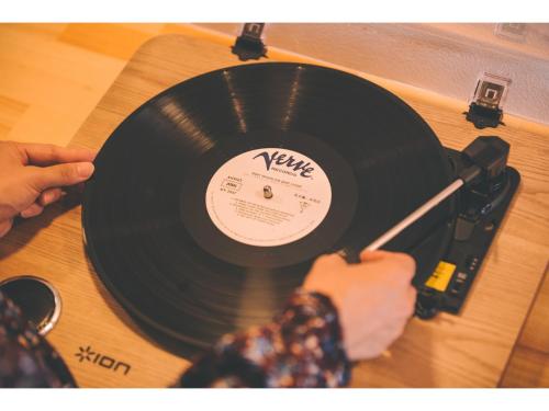 a person is cutting a vinyl record on a table at HOSTEL ALA - Vacation STAY 52503v in Tsunō