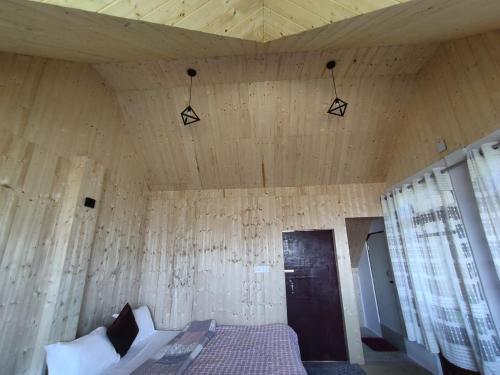 Ένα ή περισσότερα κρεβάτια σε δωμάτιο στο Kaushi Homestay