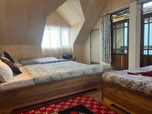 Ένα ή περισσότερα κρεβάτια σε δωμάτιο στο Kaushi Homestay