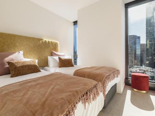 Ένα ή περισσότερα κρεβάτια σε δωμάτιο στο Matilda's Skyview - Luxe 2BR, 2BA Near Crown