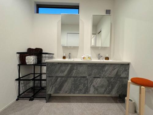 ein Badezimmer mit Waschbecken und Spiegel in der Unterkunft Shirahama Village - Vacation STAY 53444v in Minamiboso