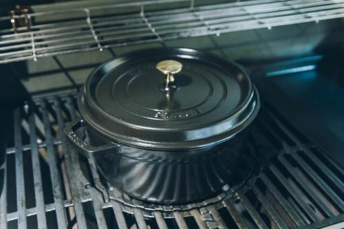 a pot sitting on top of an oven at moon river - Vacation STAY 53517v in Hatsukaichi