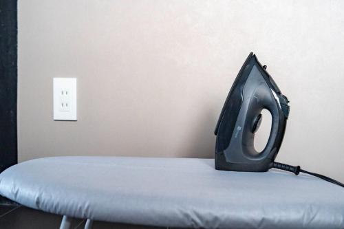 a black iron sitting on top of a bed at AKATSUKI - Vacation STAY 18831 in Kami-furano