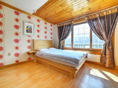 Postel nebo postele na pokoji v ubytování White Cabin