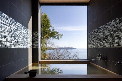 南あわじ市にあるworkhobby Awaji Island - Vacation STAY 60388vのバスルーム(海の景色を望む大きな窓付)
