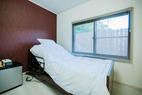 a hospital bed in a room with a window at Orihimekan - Vacation STAY 70154v in To-katta