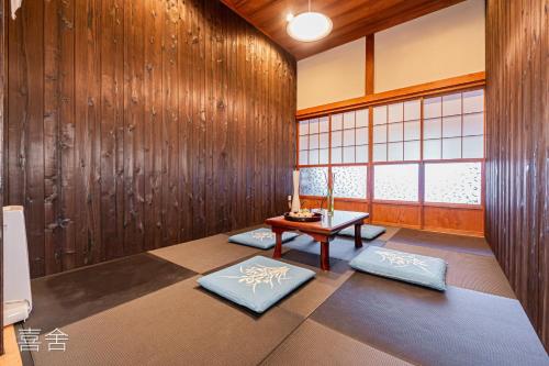 八千代市にあるKisya - Vacation STAY 18938のテーブルと瞑想マット2枚が備わる部屋