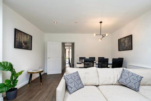 Μια τηλεόραση ή/και κέντρο ψυχαγωγίας στο 4-Bed in Coulsdon 20 min London, 20 min Gatwick