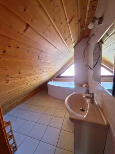 Salle de bains dans l'établissement Tęczowe Wzgórze