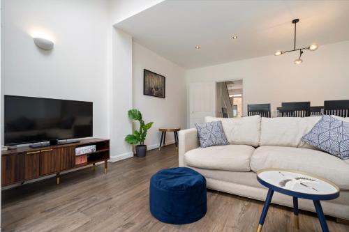 Μια τηλεόραση ή/και κέντρο ψυχαγωγίας στο 4-Bed in Coulsdon 20 min London, 20 min Gatwick
