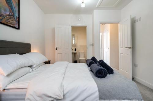 Ένα ή περισσότερα κρεβάτια σε δωμάτιο στο 4-Bed in Coulsdon 20 min London, 20 min Gatwick