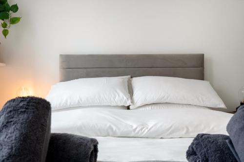 Ένα ή περισσότερα κρεβάτια σε δωμάτιο στο 4-Bed in Coulsdon 20 min London, 20 min Gatwick
