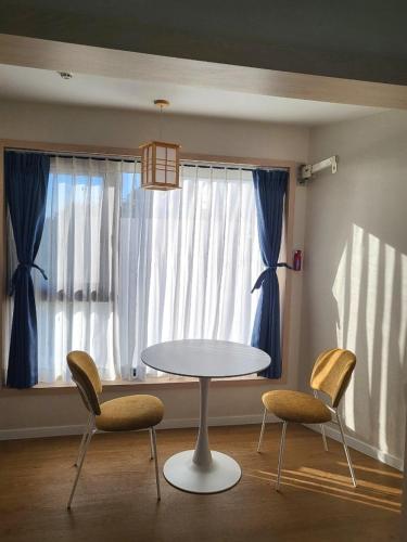 Ein Sitzbereich in der Unterkunft Brown Dote Hotel Geunpohang