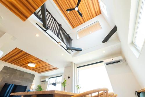 a room with wooden ceilings and a table and chairs at Bridge View Villa - Vacation STAY 80945v in Awaji